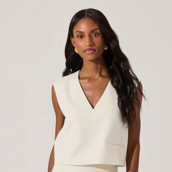 NWT ASTR The Label | V-Neck Tailored Sleeveless Top in Ecru | Size Medium - Picture 1 of 12